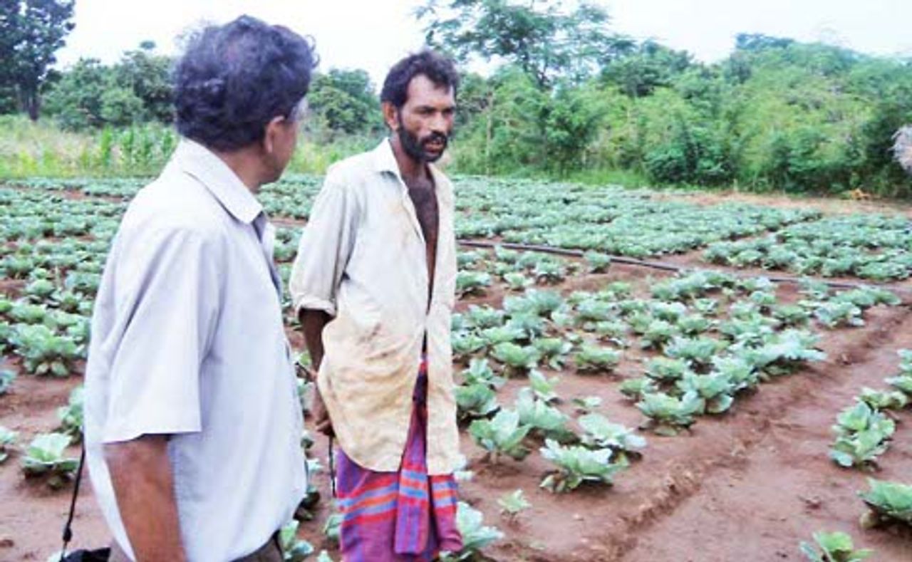 Wewala peasant in discussion with WSWS reporter